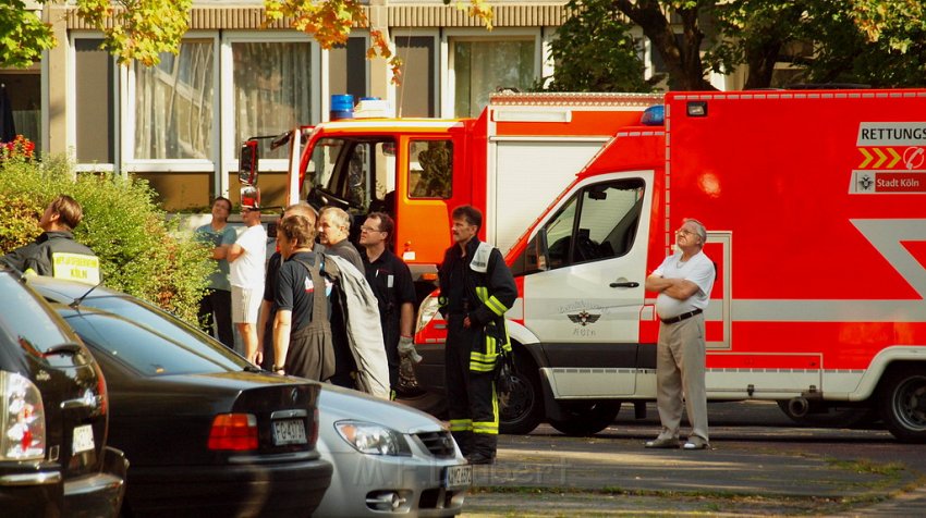 Einsatz BF Koeln Hoehenretter Koeln Stammheim Georg Beyerstr P140.JPG